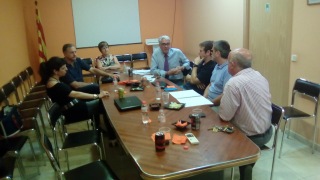 En una mesa rectangular estamos sentados 8 representantes de la Junta de Comercio y los desarrolladores del proyecto